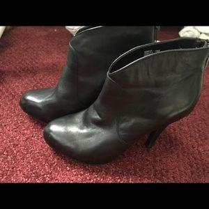 Me Too Black Leather Booties